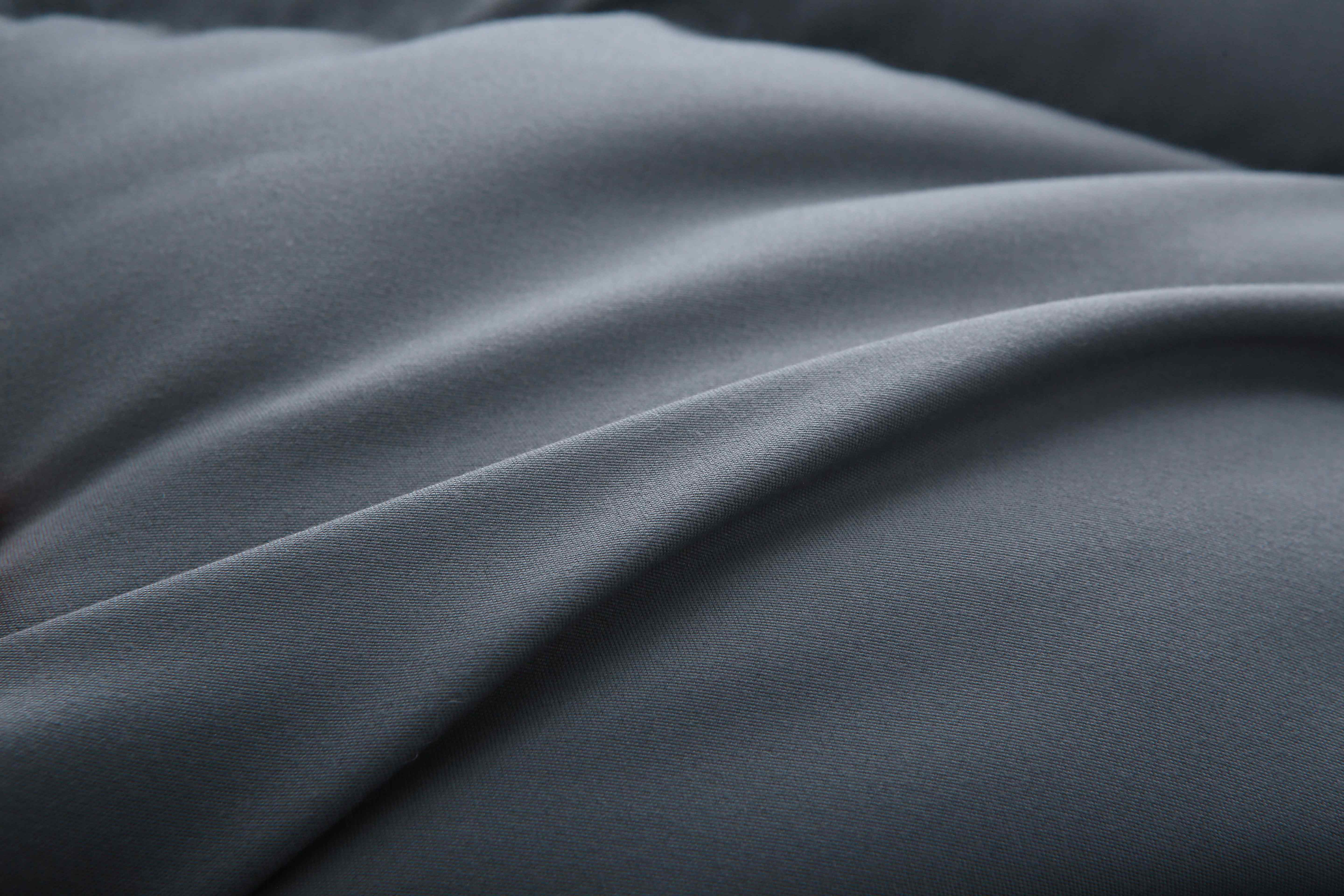 Close-up van de zachte microvezelhoes van het antraciet dekbed zonder overtrek