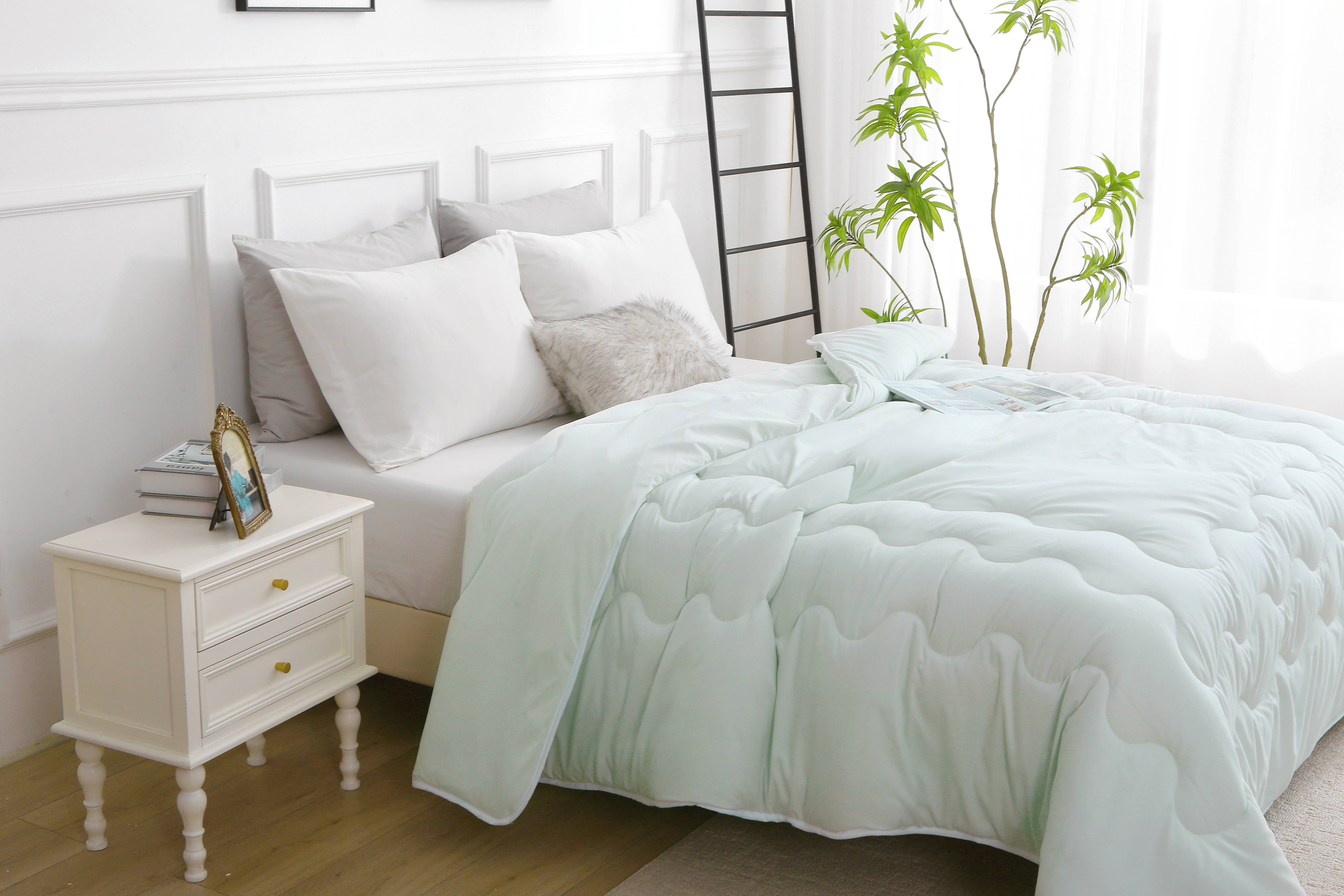 Detail van groen dekbed met vaste hoes 240x220 cm; dubbelzijdig voor koel en comfortabel slapen