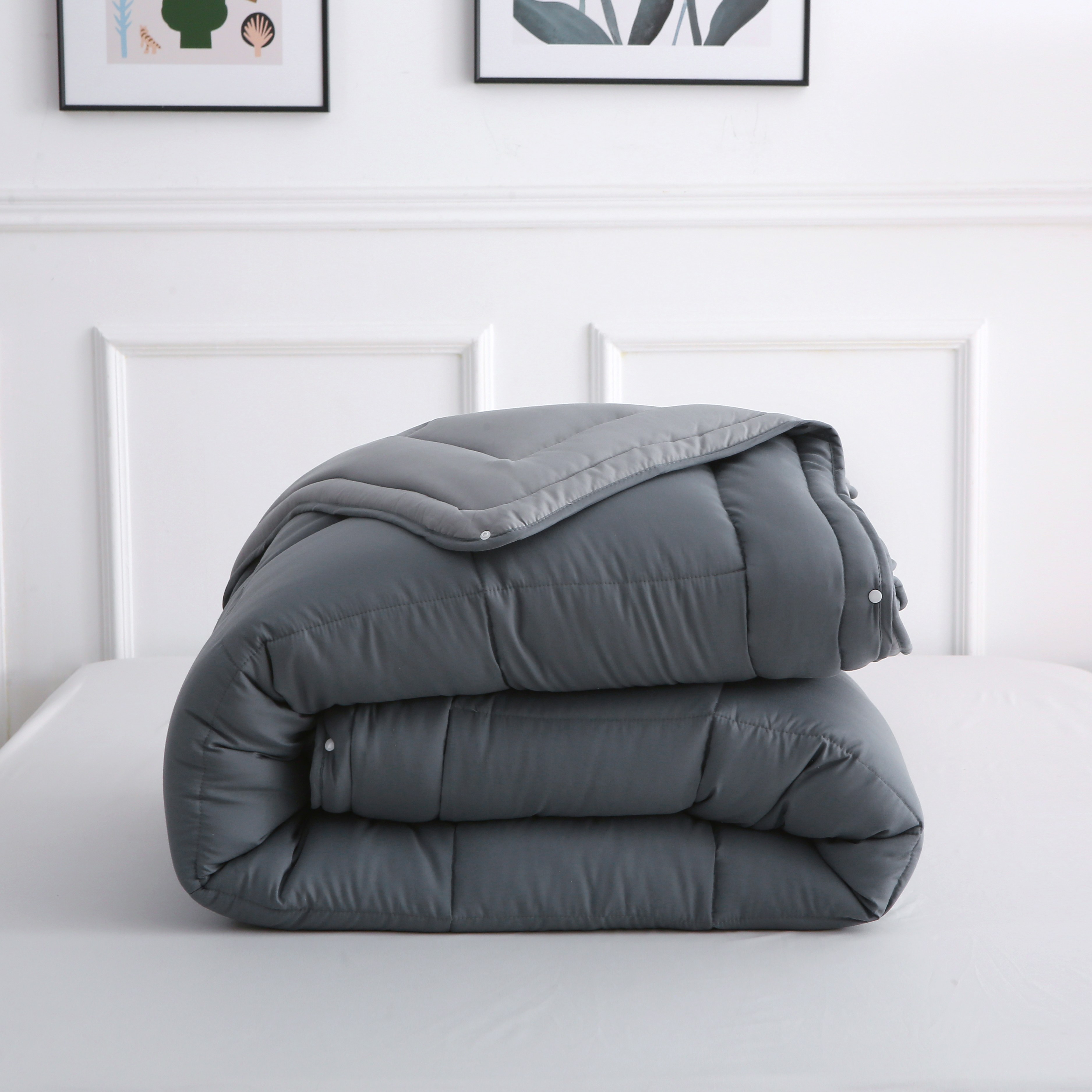 Antraciet dekbed netjes opgevouwen, geschikt voor elk seizoen