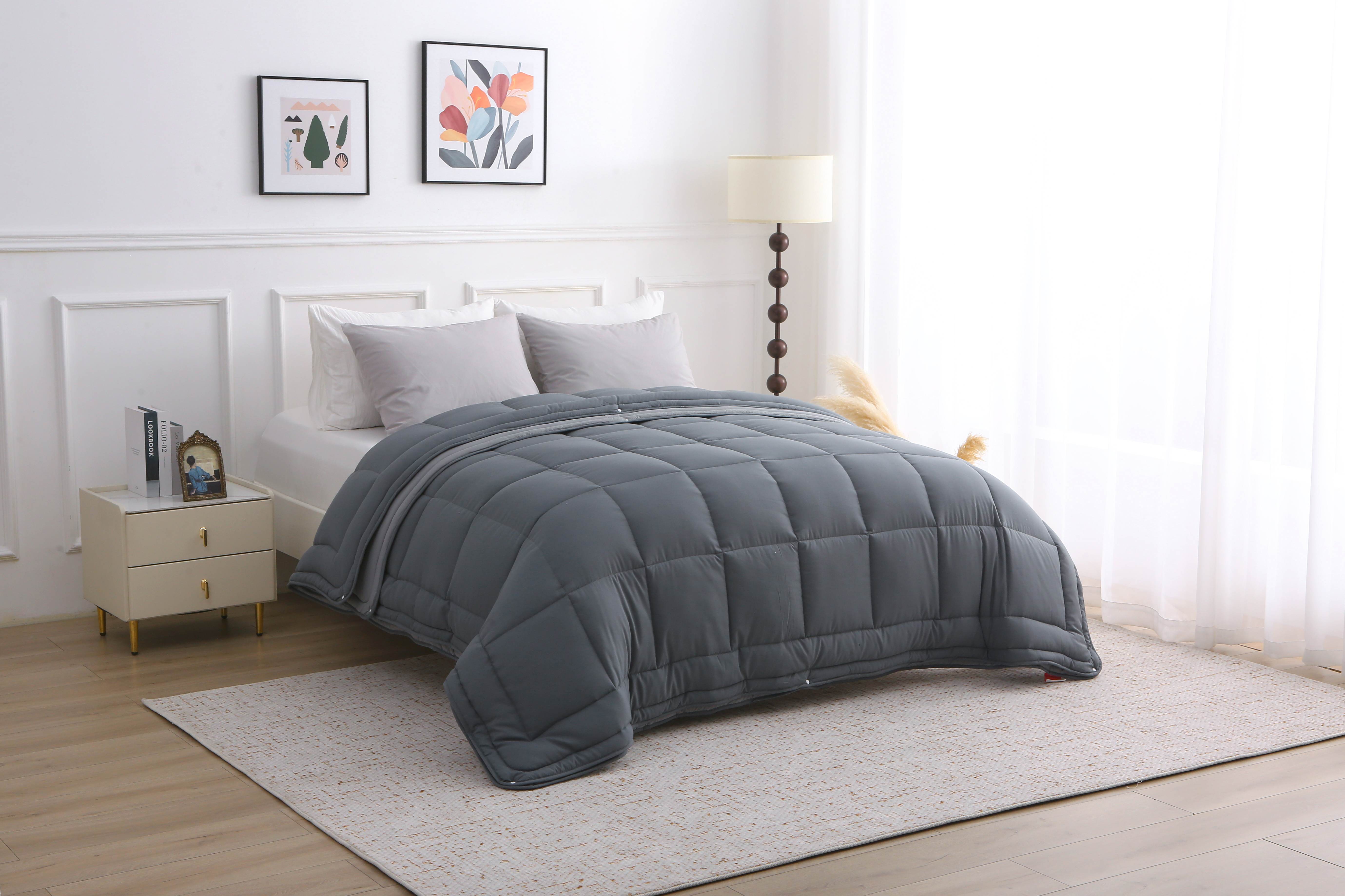 Wasbaar antraciet dekbed zonder overtrek op een modern opgemaakt bed