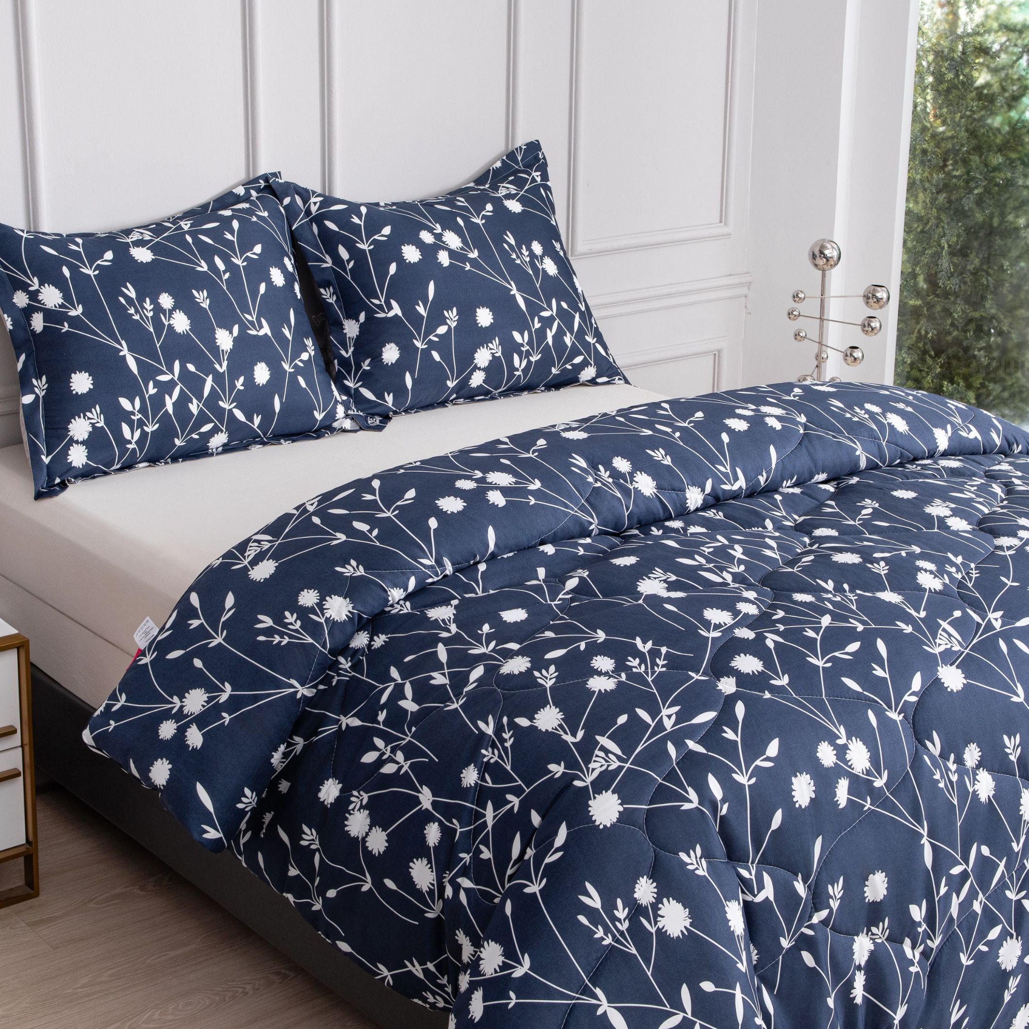 Sfeervol bed met blauw dekbed Mila zonder overtrek
