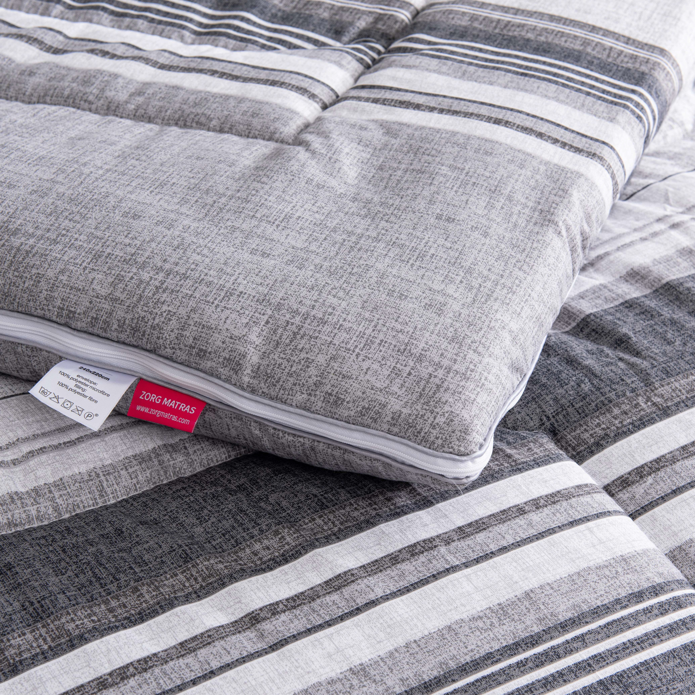 Detailopname van het label en de ritssluiting van het Velvet dekbed zonder overtrek