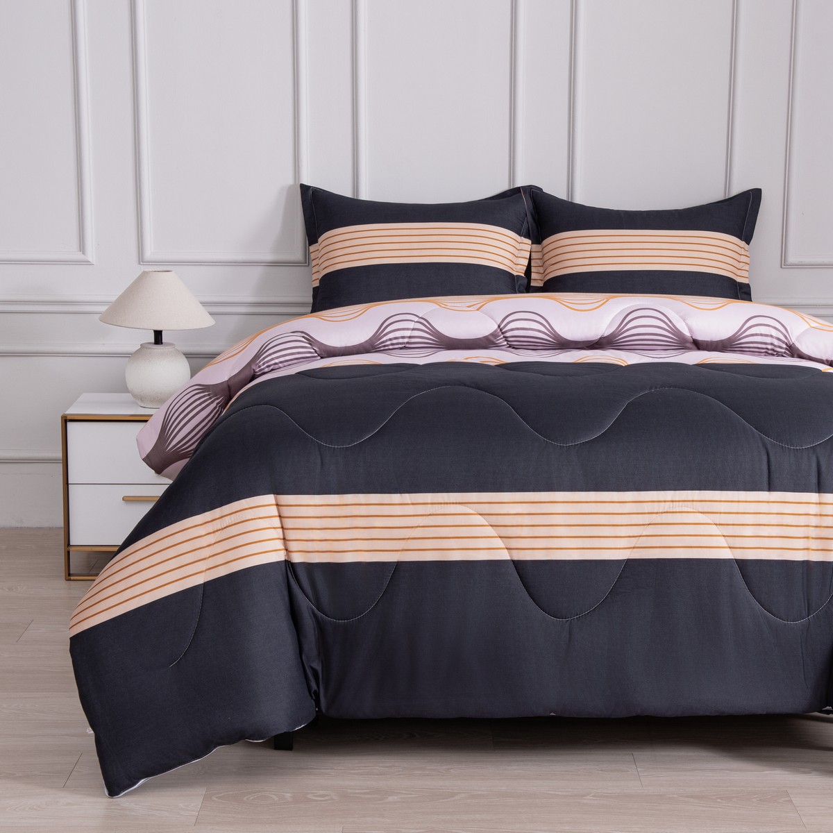 Linkerzijde Emma dekbed, zichtbaar is het gestreepte en golvende dessin