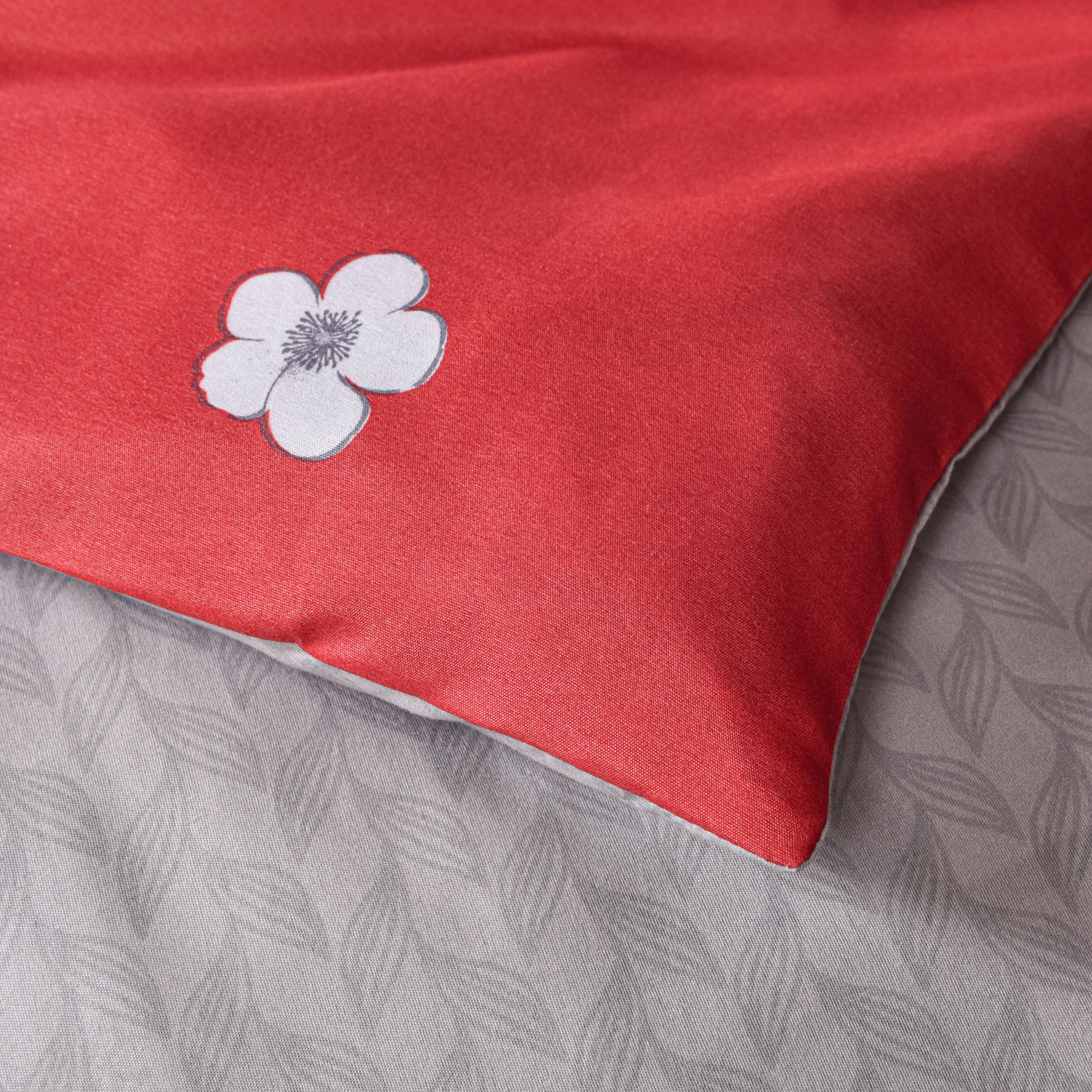 Rood-kussensloop-met bloemen-wit