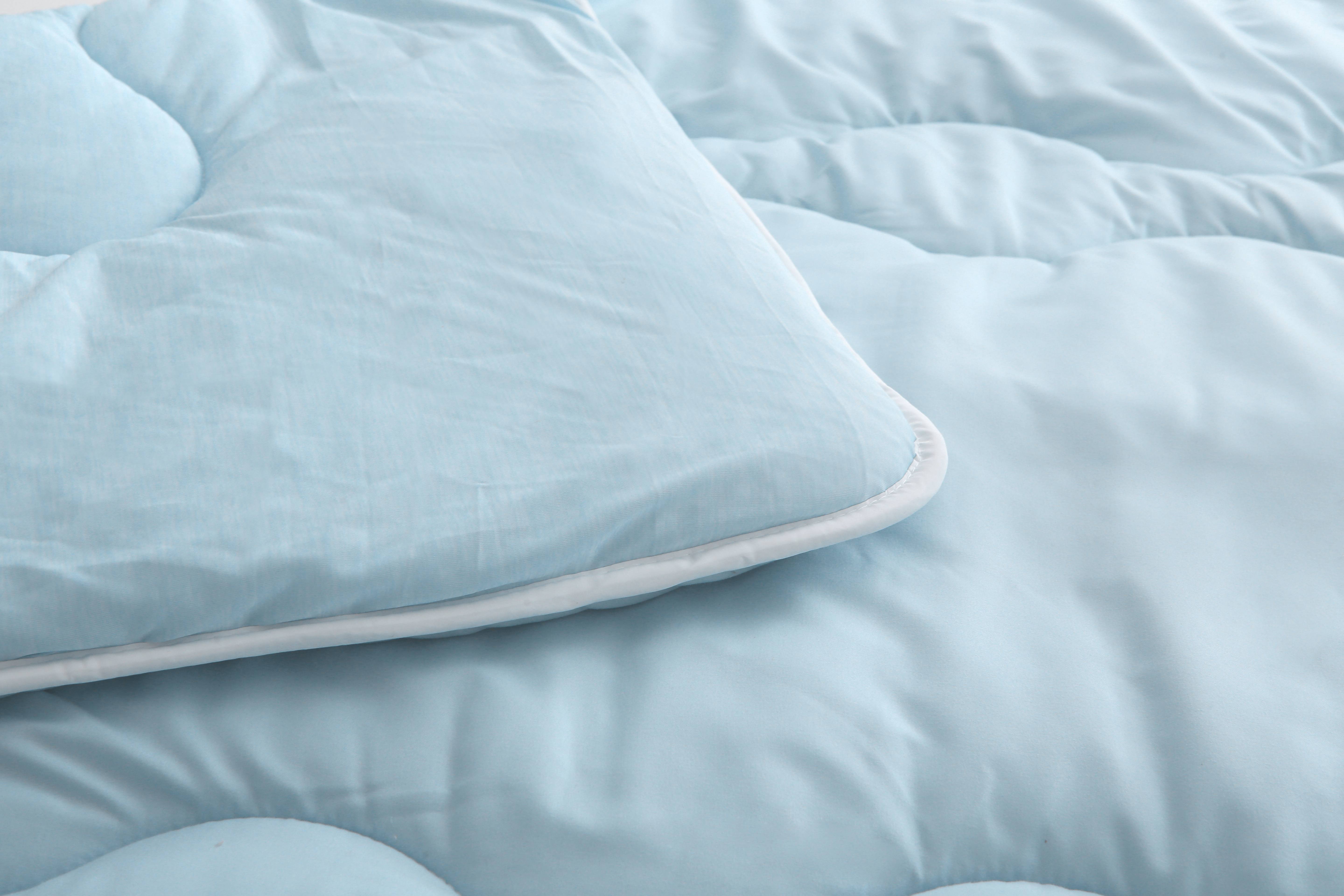 Blauw hoesloos zomerdekbed met verkoelend effect en vaste hoes, lichtgewicht en ademend voor warme nachten