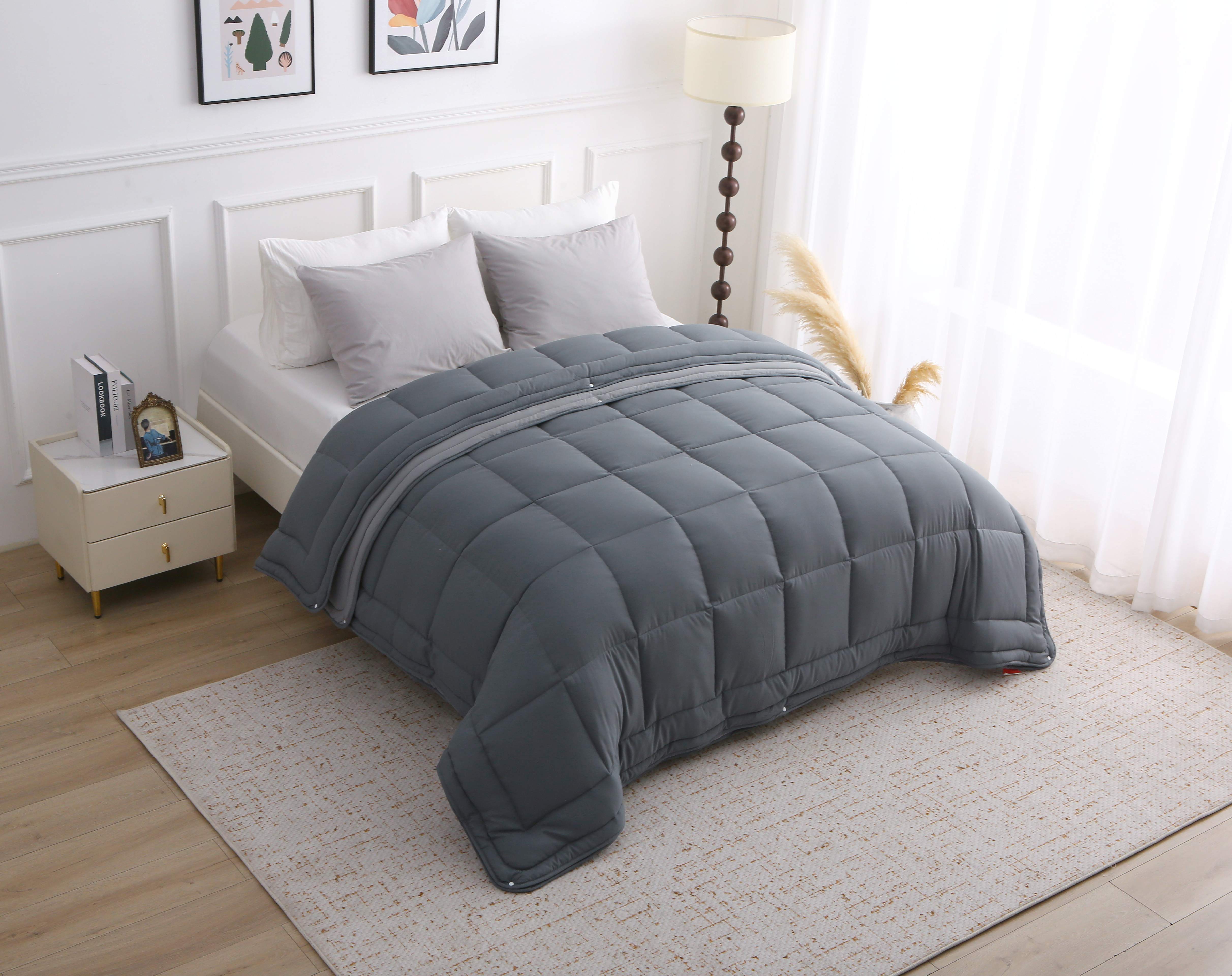 4-seizoenen dekbed zonder overtrek in antraciet op een stijlvol bed