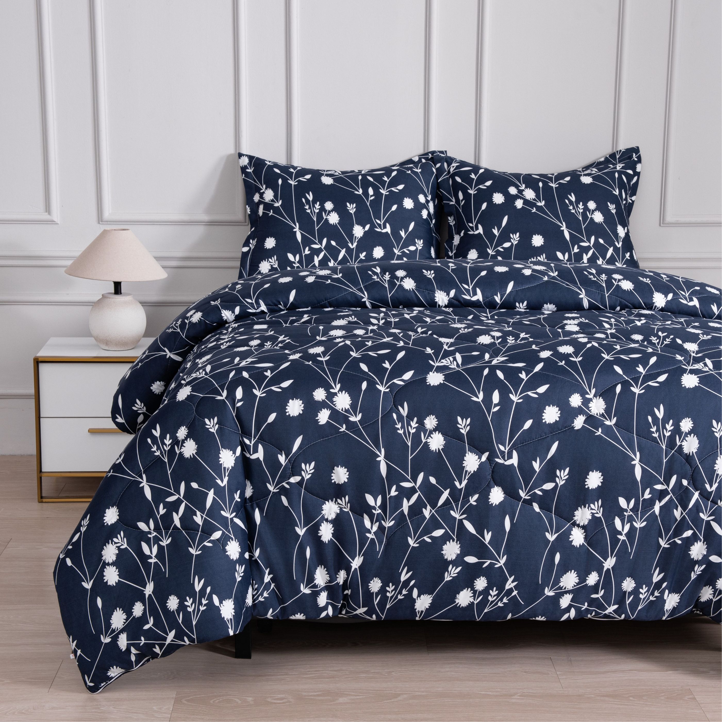 Volledig opgemaakt bed met dekbed zonder overtrek Mila in blauwe dessin