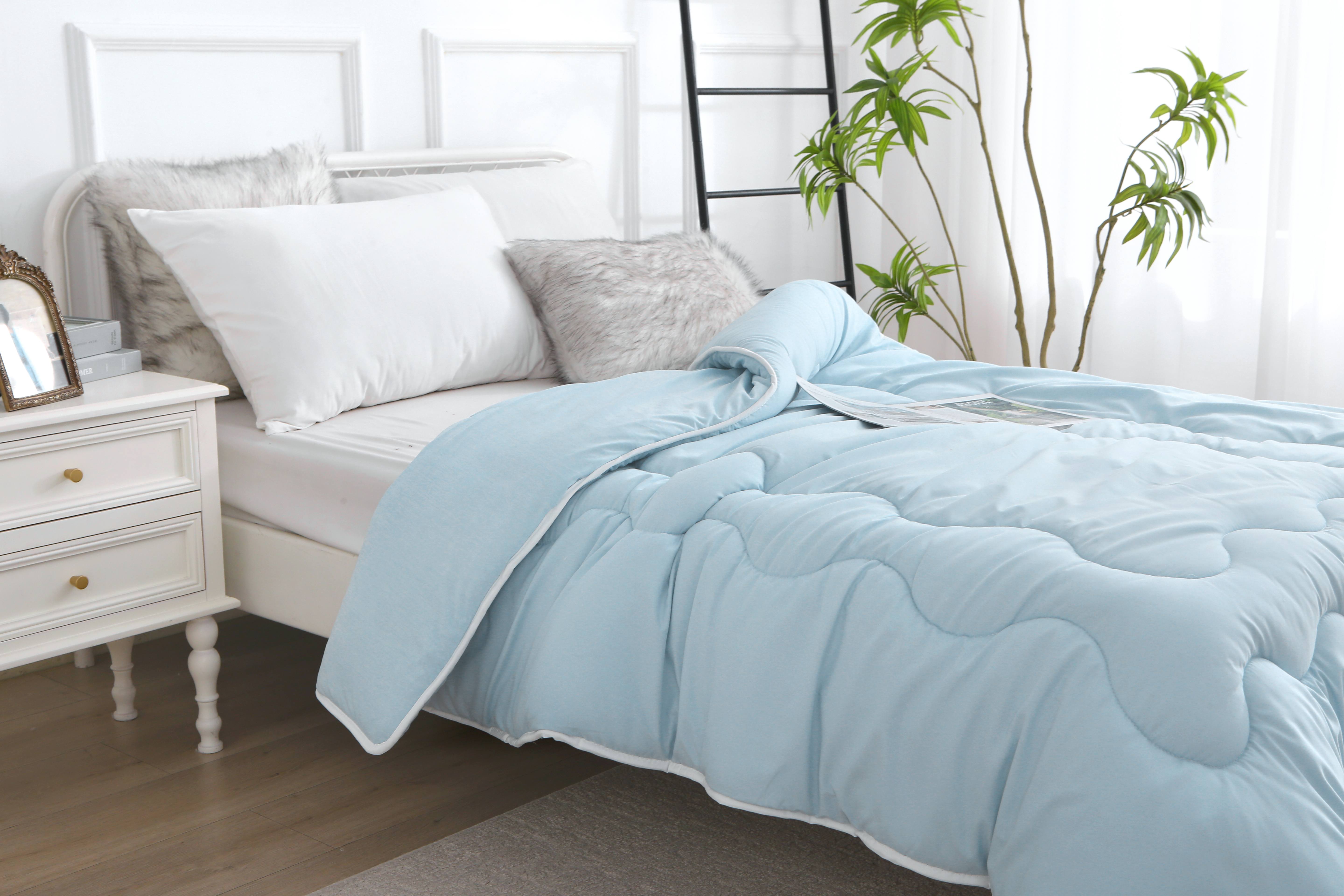 Blauw zomerdekbed zonder overtrek met verkoelend effect, ideaal bij nachtzweten en warme zomernachten