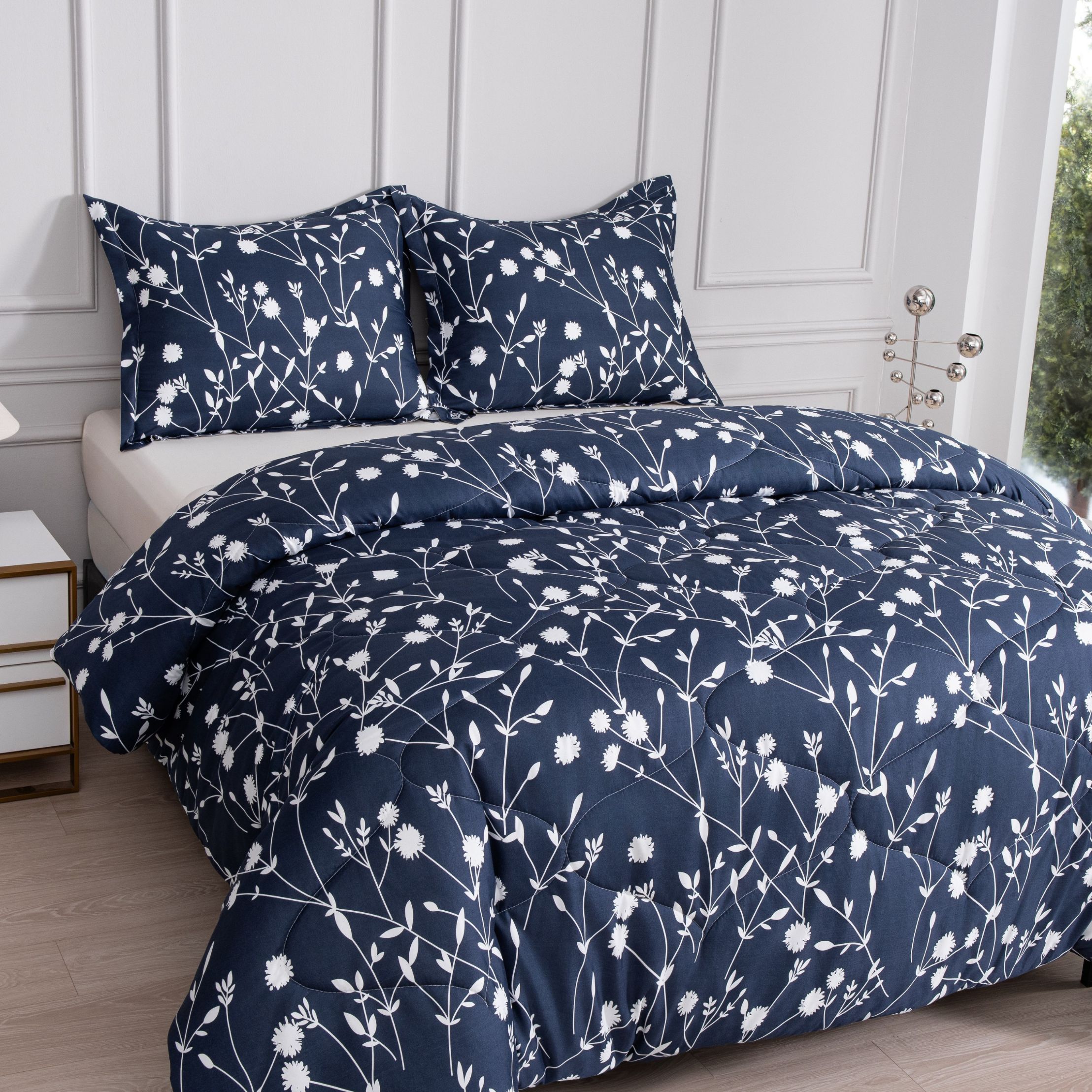 Sfeervol bed met blauw dekbed Mila zonder overtrek