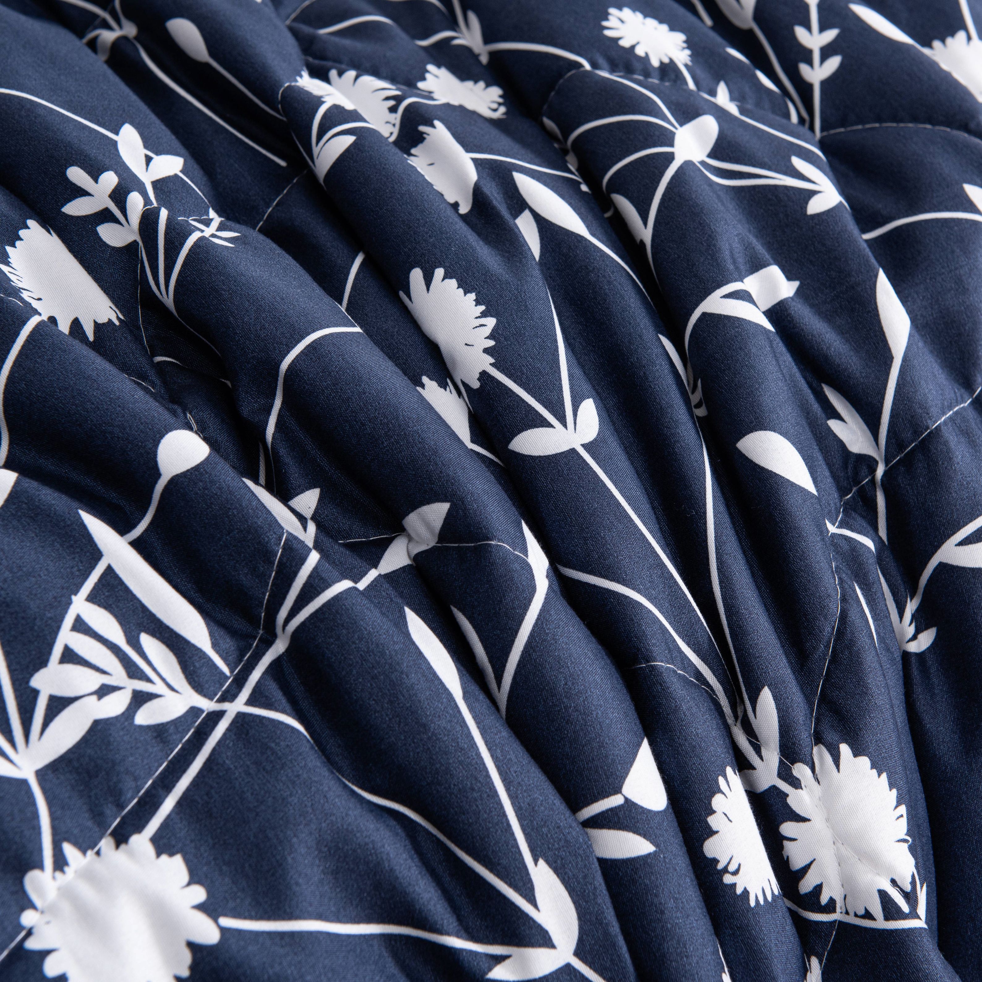 Detail van doorgestikte bovenlaag van dekbed zonder overtrek Mila