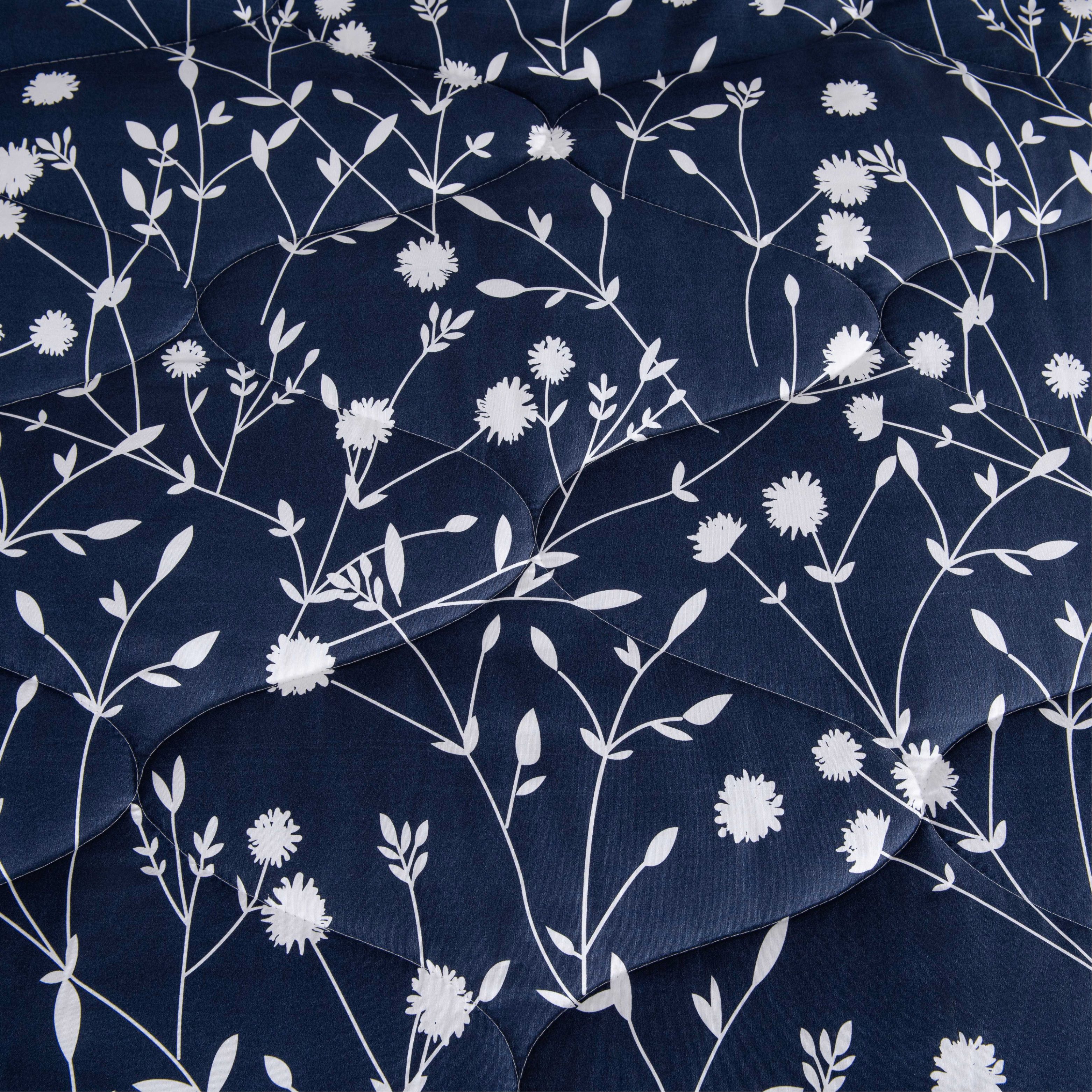 Close-up van dekbed Mila in blauwe stof met bloemenpatroon