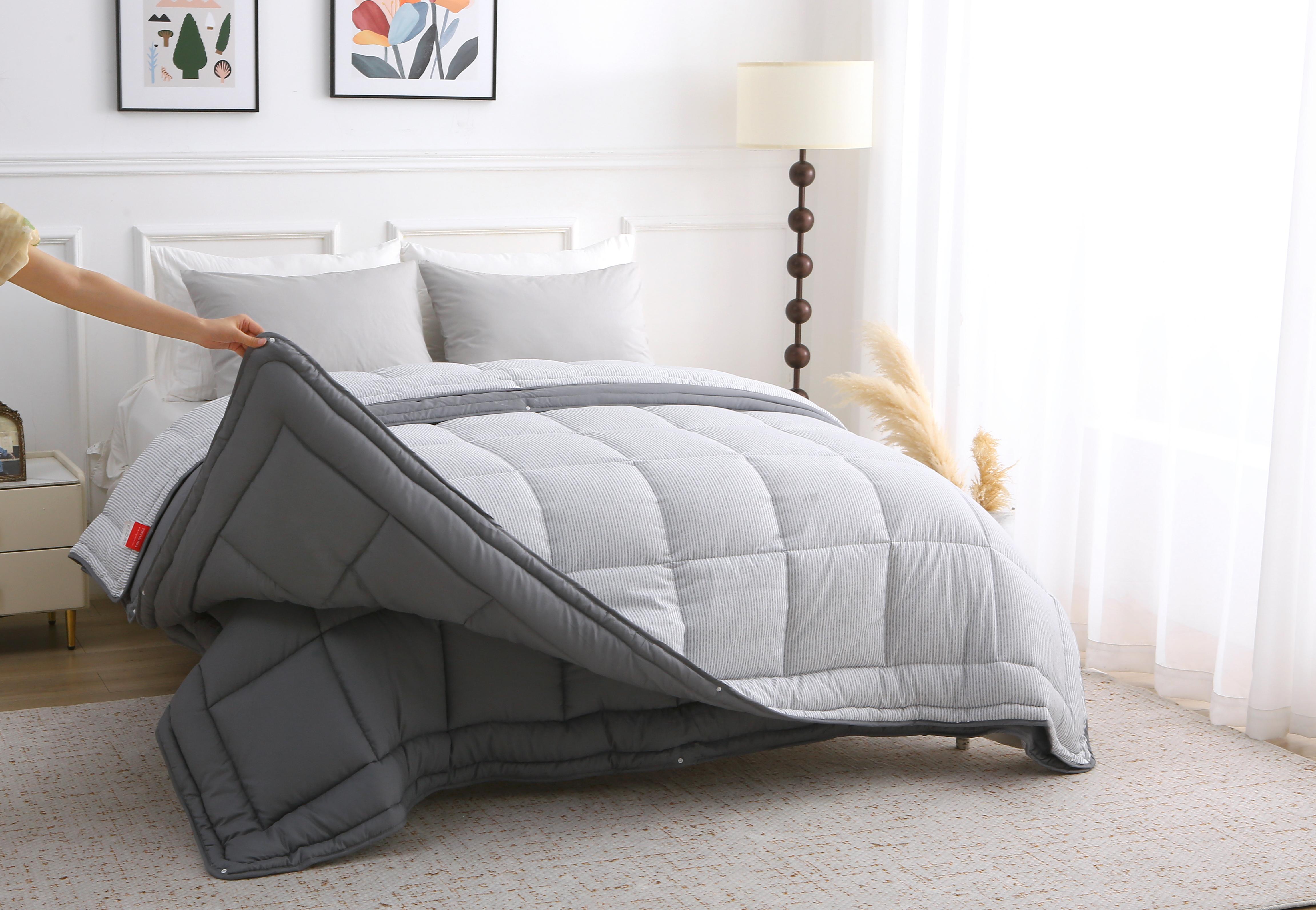 Persoon tilt het zomerdeel van het dekbed op en toont de twee delen