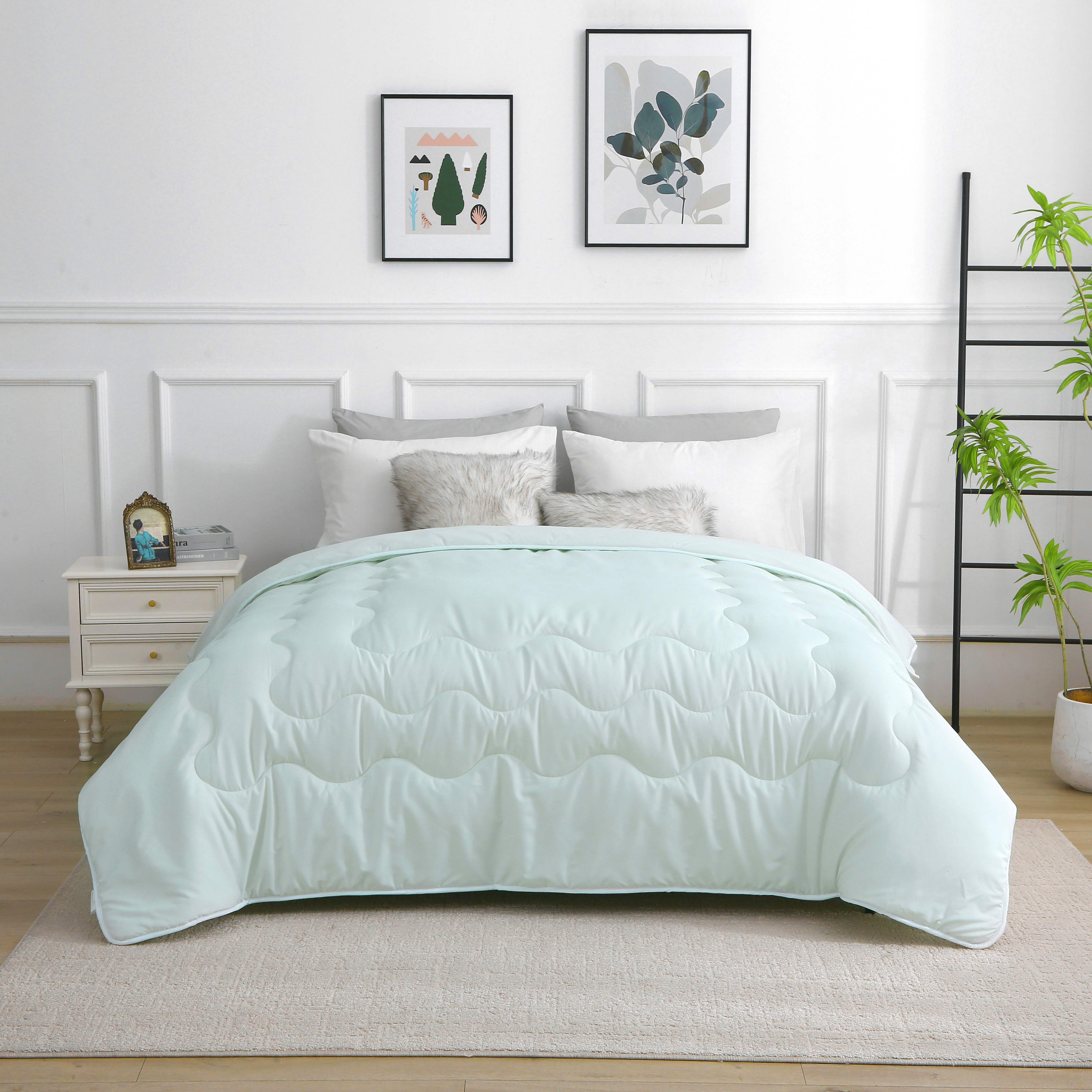 Groen hoesloos zomerdekbed 240x220 cm (lits-jumeaux) strak opgemaakt; ideaal bij nachtzweten