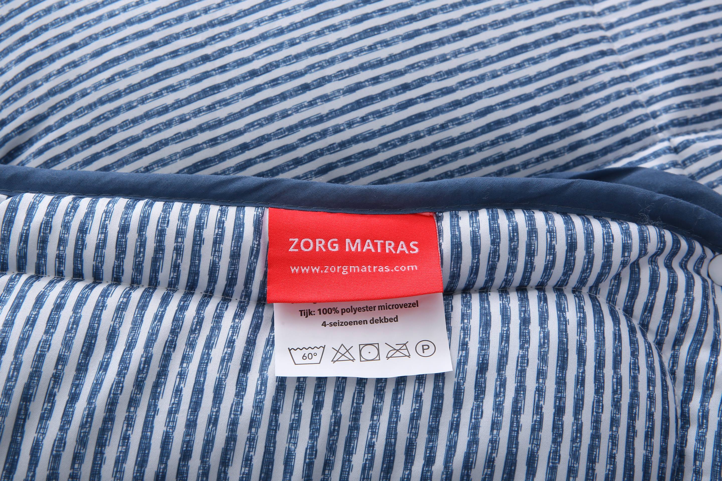 Rose label van Zorgmatras met wasvoorschriften op blauw-wit gestreept 4-seizoenen dekbed zonder overtrek – wasbaar op 60 graden en geschikt voor dagelijks gebruik