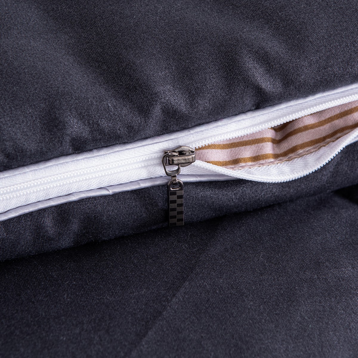 Close-up van de ritssluiting van het 2-delige 4-seizoenen dekbed Emma met vaste overtrek