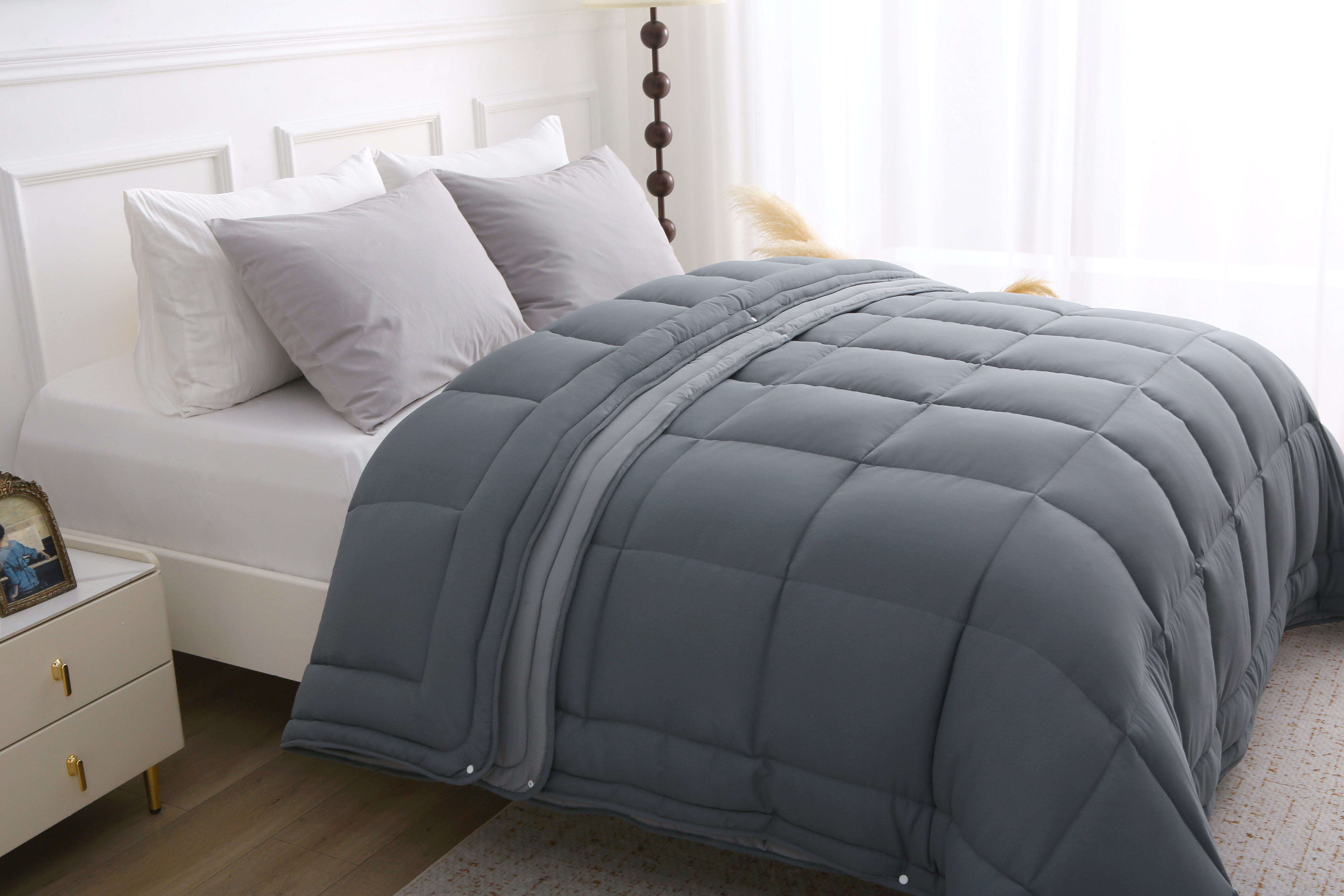 Twee delen van het antraciet dekbed aan elkaar gekoppeld met drukknopen