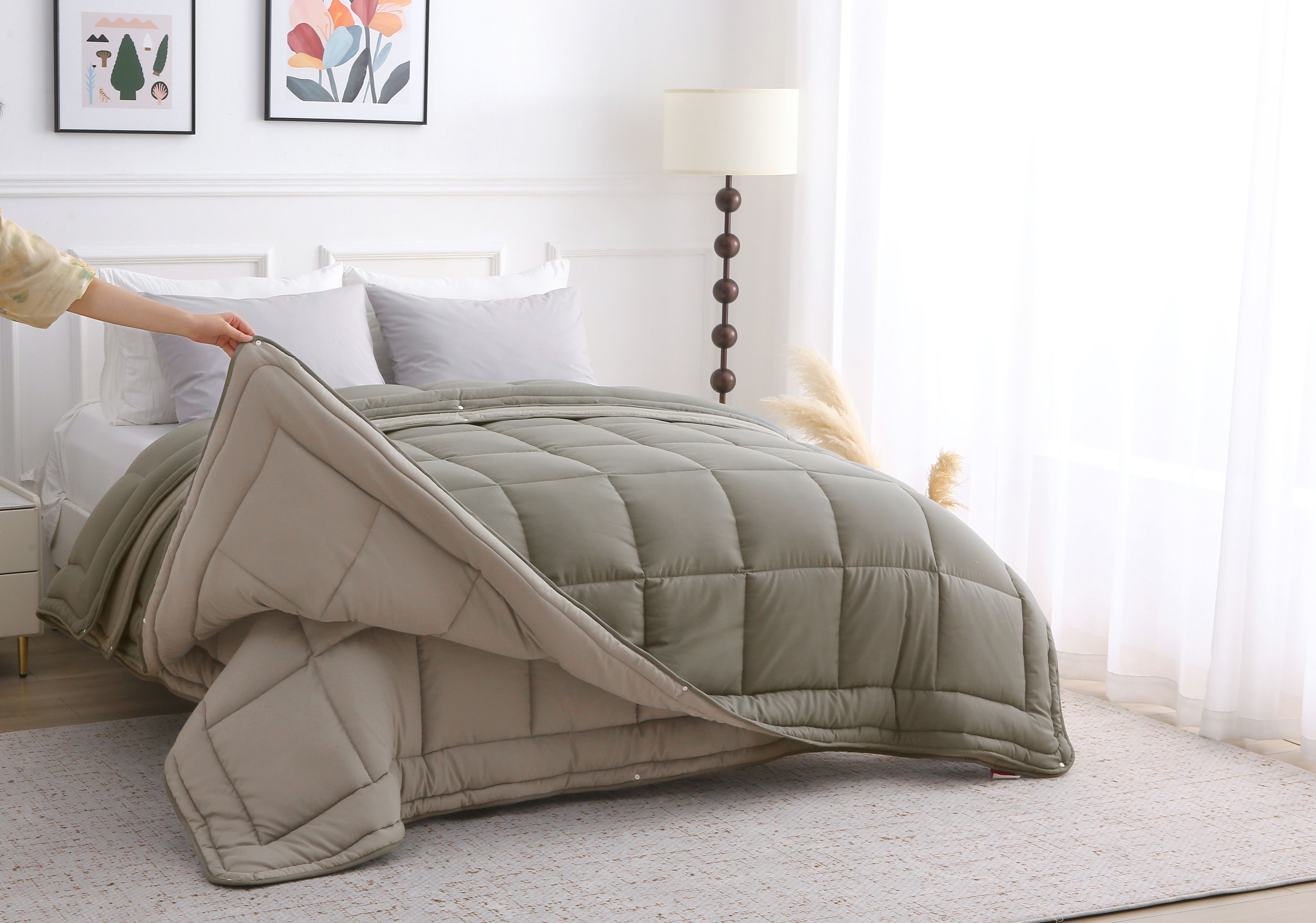 Close-up van de geopende bovenlaag van een taupe 4-seizoenen dekbed