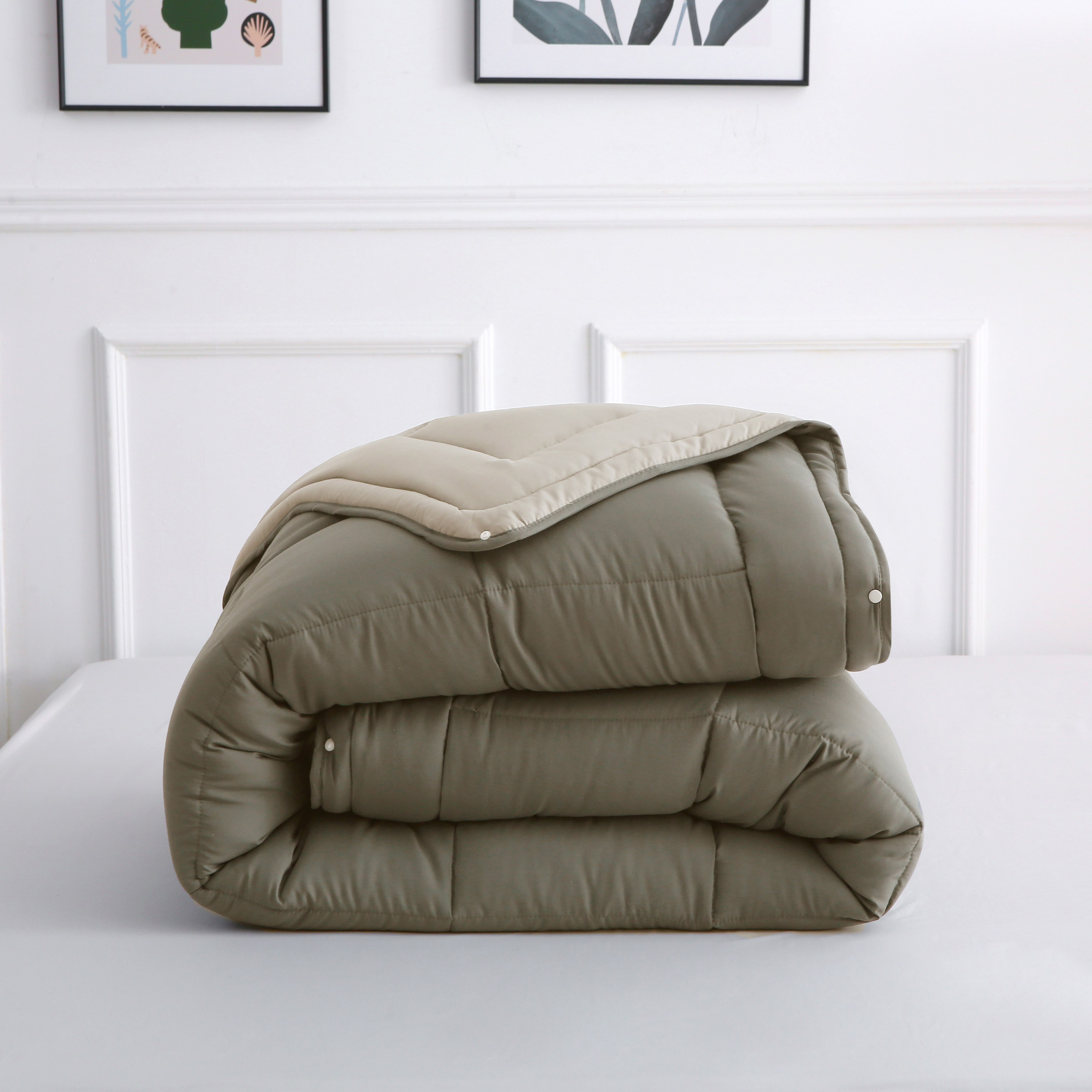 Close-up van het taupe 4-seizoenen dekbed van Zorgmatras, met zichtbare naden en vulling