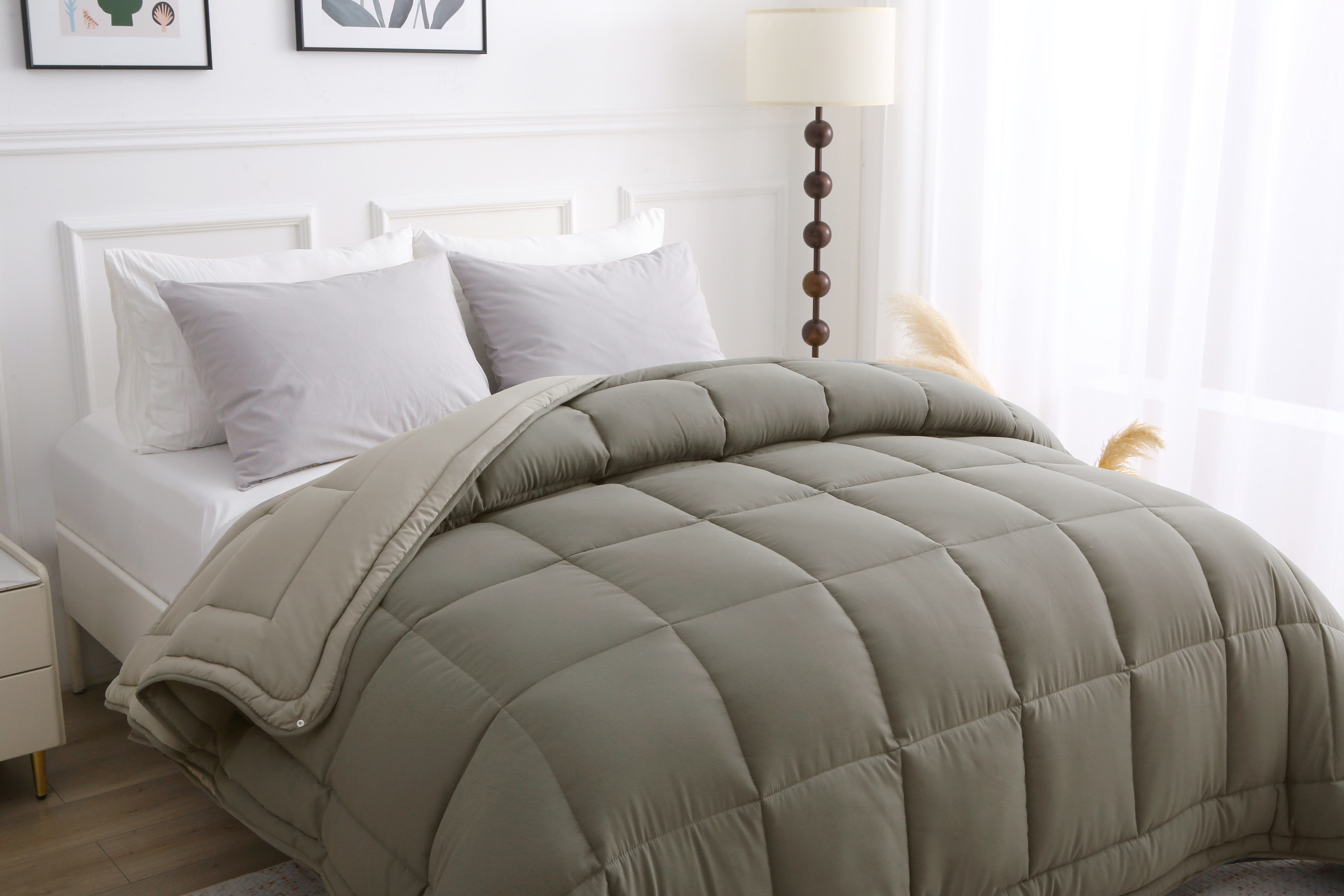 4-seizoenen dekbed zonder overtrek in taupe, Dekbed op bed, schuin zijaanzicht. Comfortabel, hygiënisch en wasbaar op 60 graden