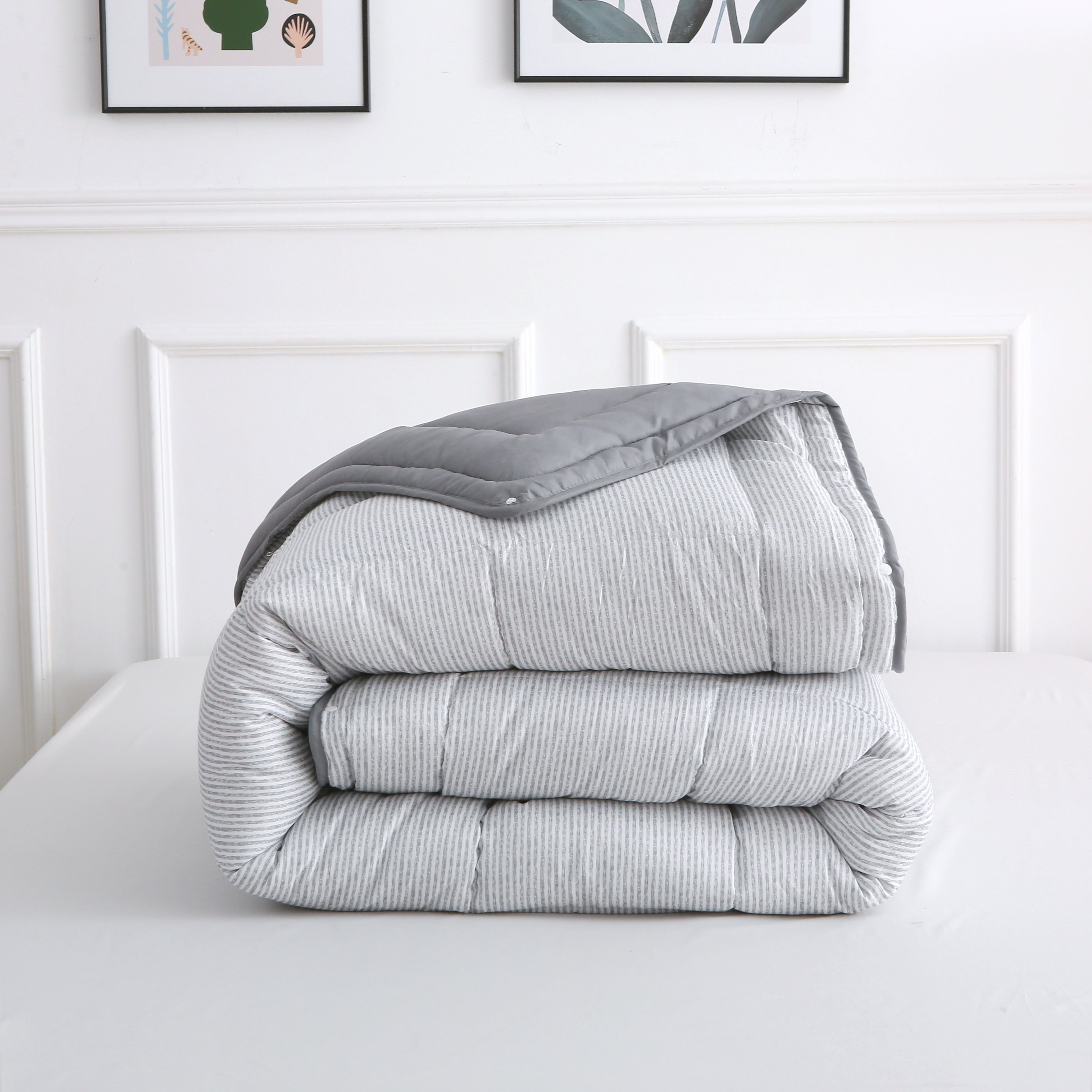 Opgevouwen dekbed in stijlvolle grijze kleur met vaste hoes en drukknopen