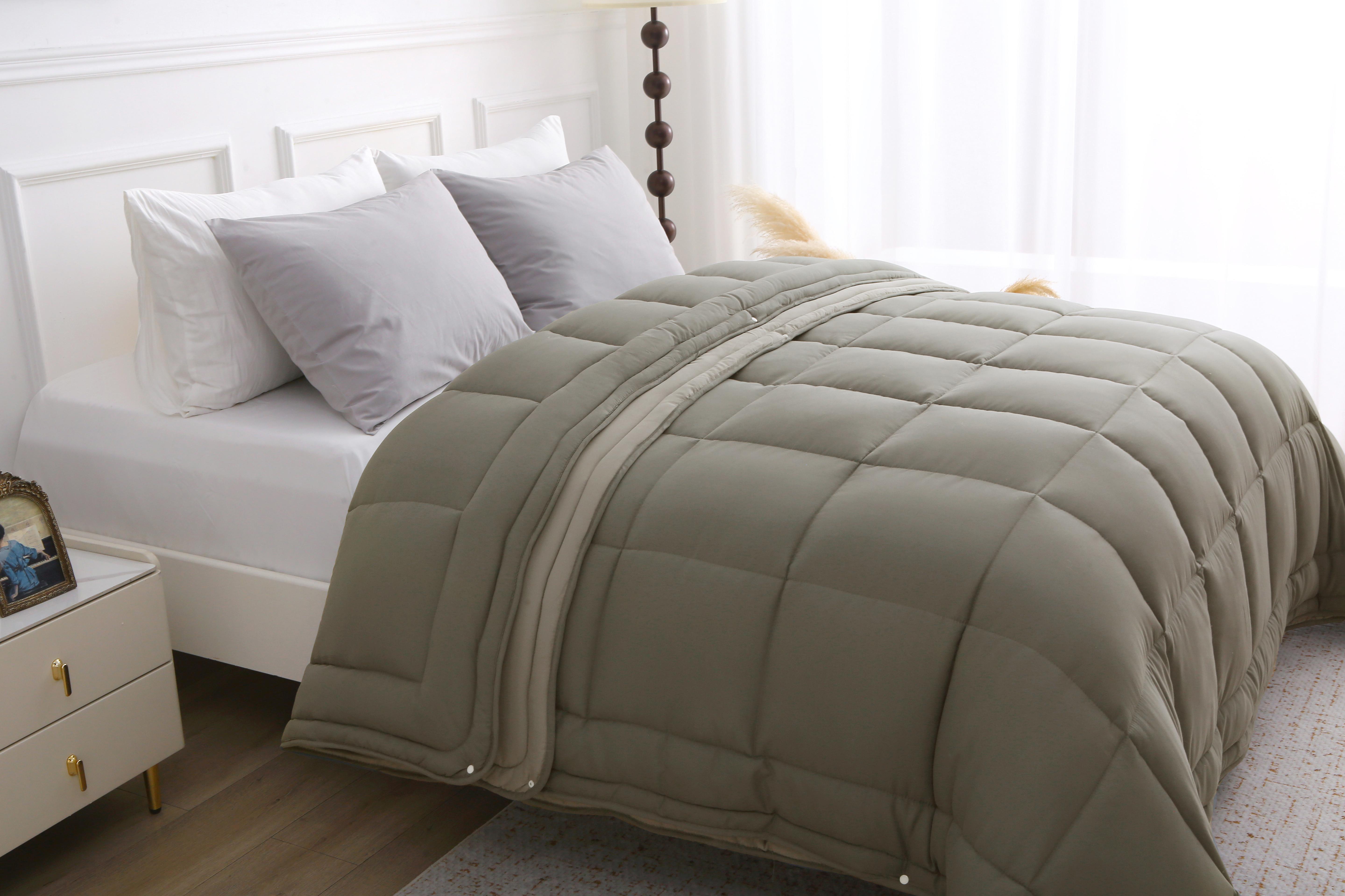 Slaapkamer met elegant 4-seizoenen dekbed in taupe zonder overtrek en vaste doorgestikte hoes