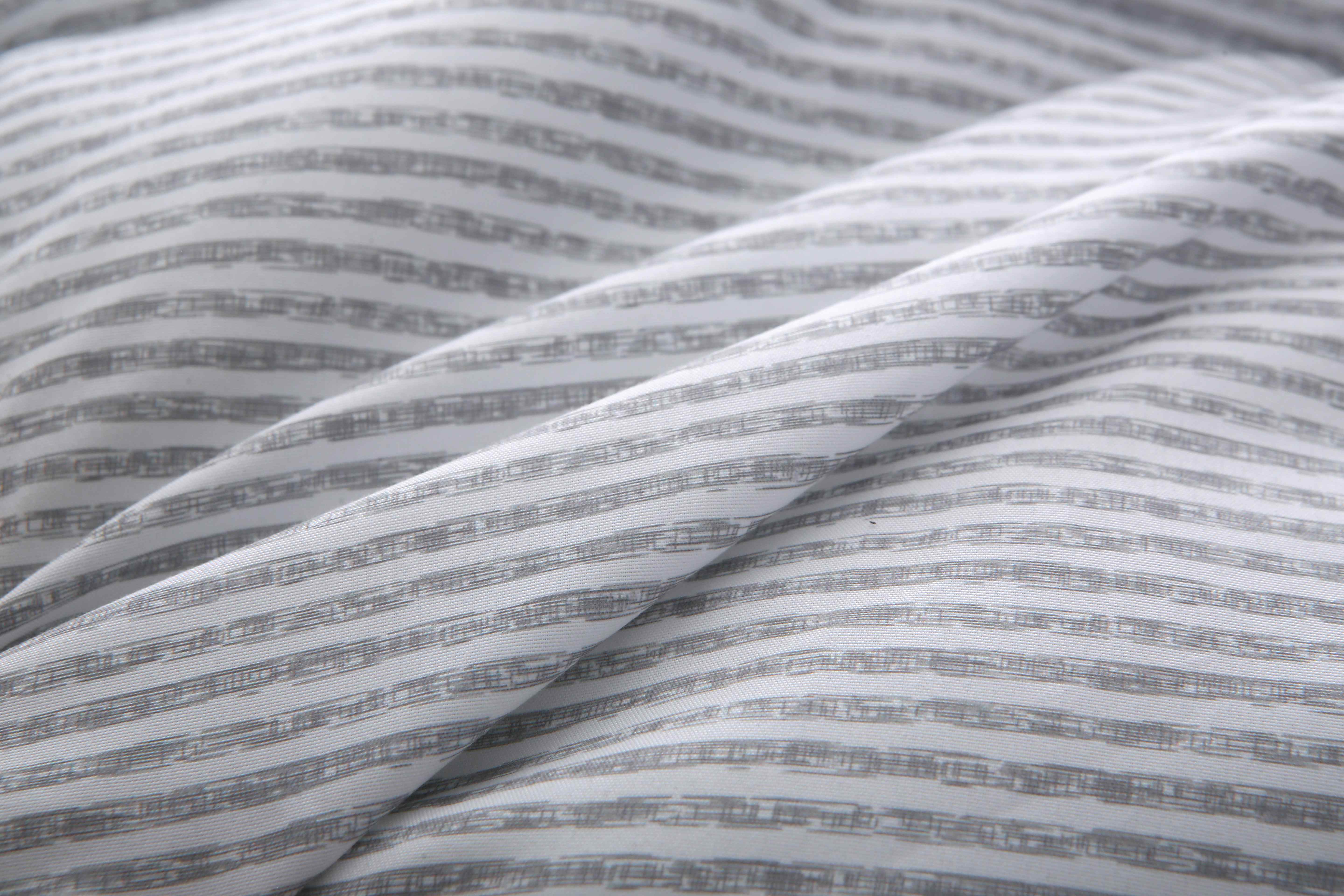 Close-up van de zachte tijkstof met strependessin van het 4-seizoenen dekbed